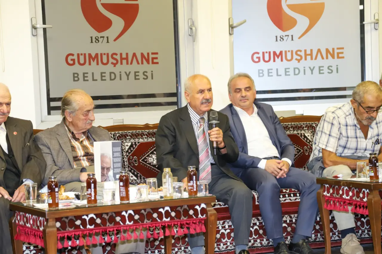 İnşaat İşçiliğinden Şairliğe Uzanan Ömür: Bankacıya Yazdığı Şiirle Herkesi Hayran Bıraktı! 15