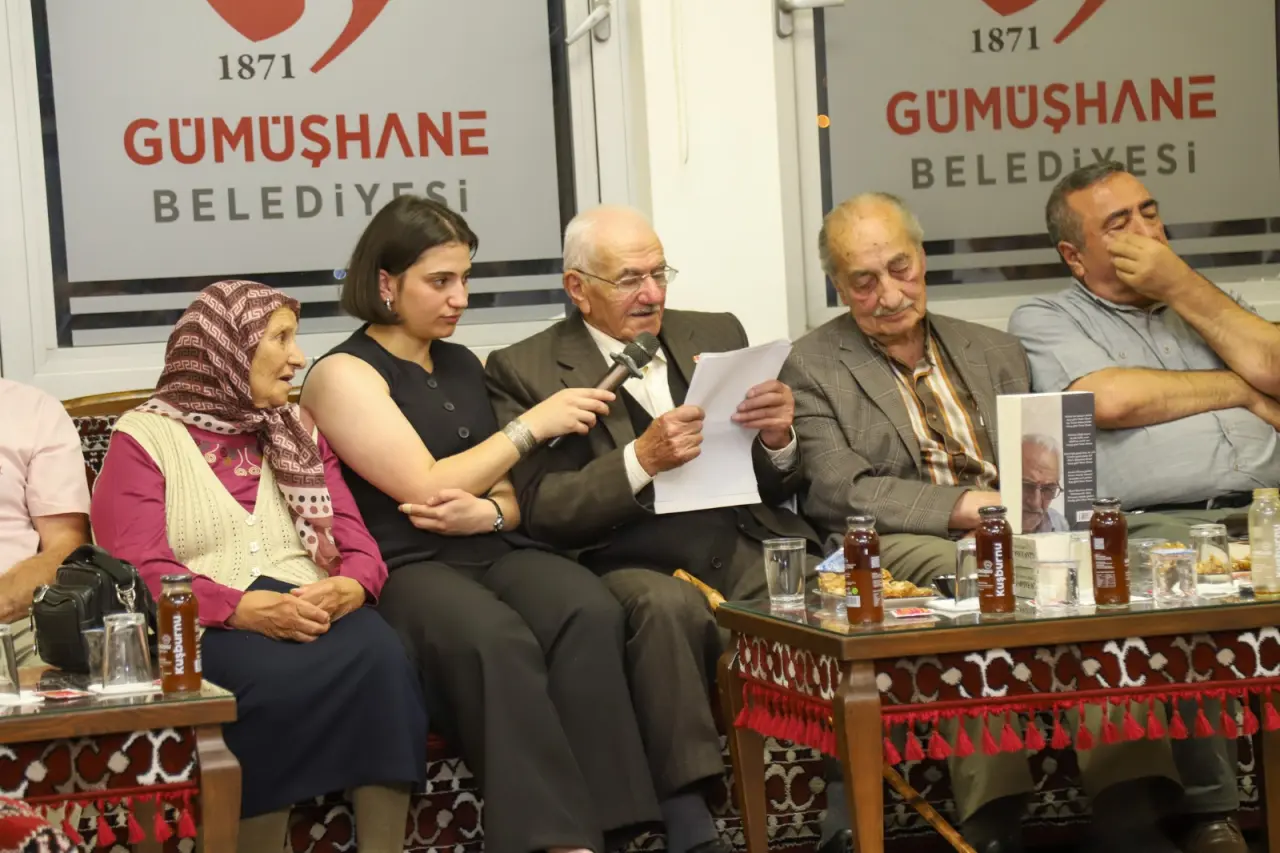 İnşaat İşçiliğinden Şairliğe Uzanan Ömür: Bankacıya Yazdığı Şiirle Herkesi Hayran Bıraktı! 24