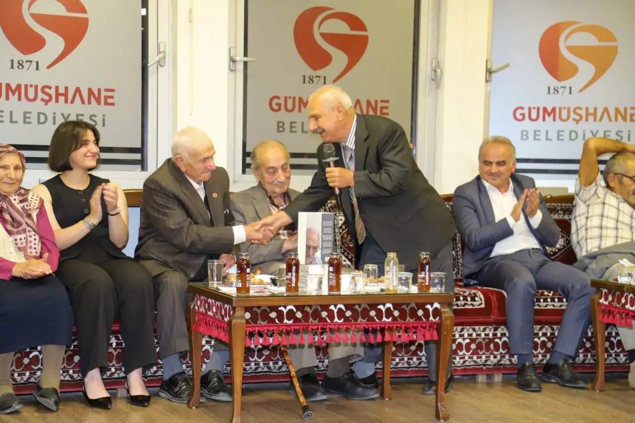 İnşaat İşçiliğinden Şairliğe Uzanan Ömür: Bankacıya Yazdığı Şiirle Herkesi Hayran Bıraktı! 17
