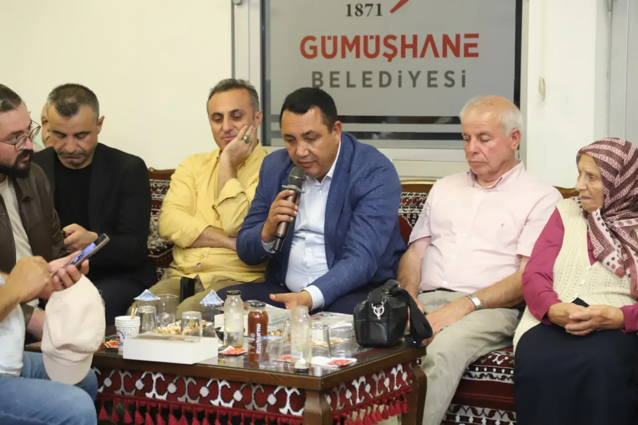 İnşaat İşçiliğinden Şairliğe Uzanan Ömür: Bankacıya Yazdığı Şiirle Herkesi Hayran Bıraktı! 26