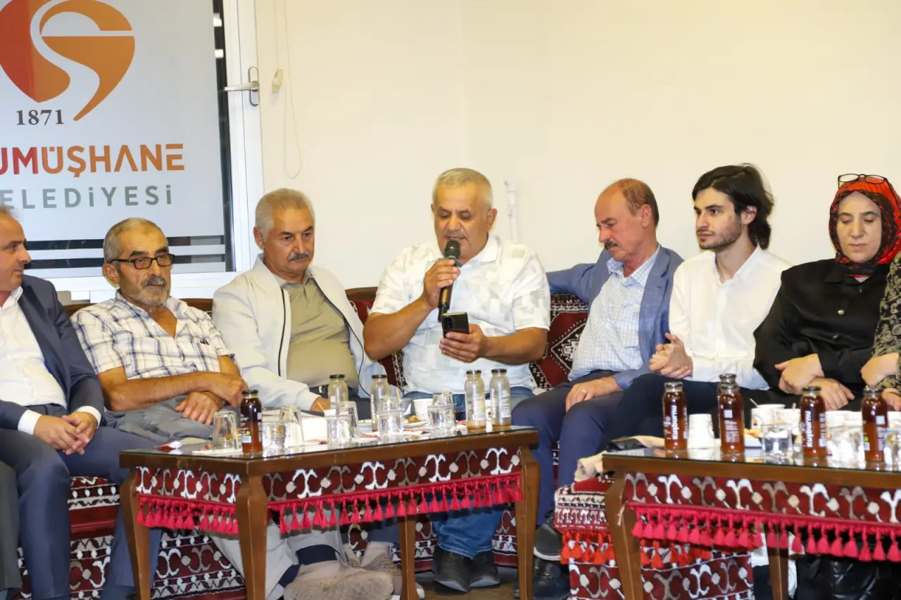 İnşaat İşçiliğinden Şairliğe Uzanan Ömür: Bankacıya Yazdığı Şiirle Herkesi Hayran Bıraktı! 12