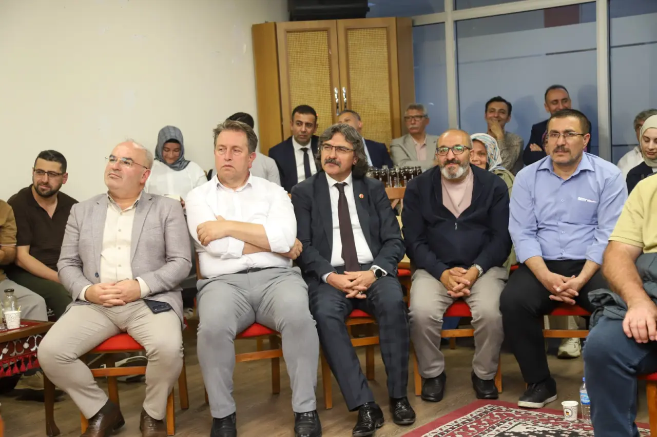 İnşaat İşçiliğinden Şairliğe Uzanan Ömür: Bankacıya Yazdığı Şiirle Herkesi Hayran Bıraktı! 22