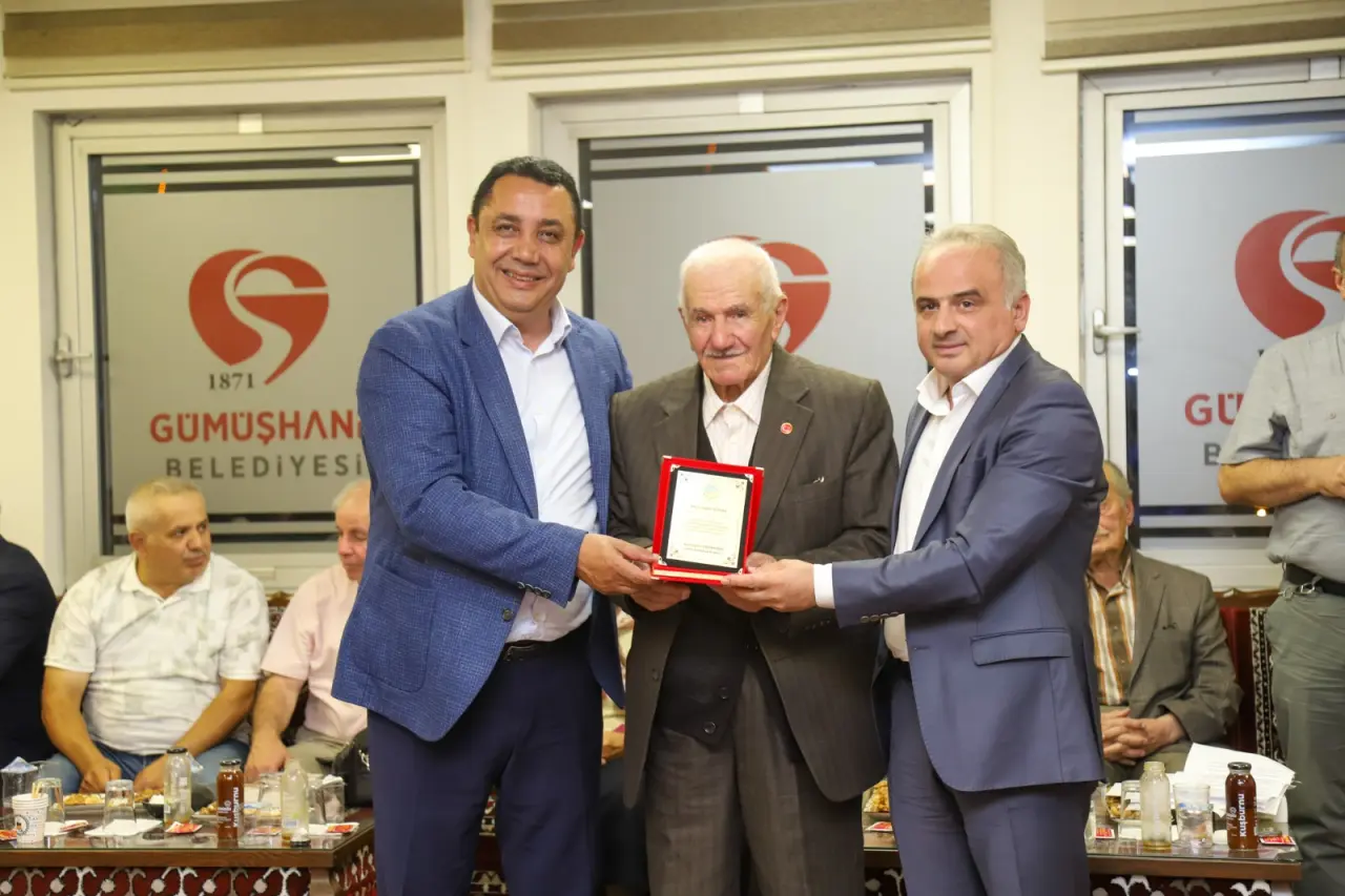 İnşaat İşçiliğinden Şairliğe Uzanan Ömür: Bankacıya Yazdığı Şiirle Herkesi Hayran Bıraktı! 29