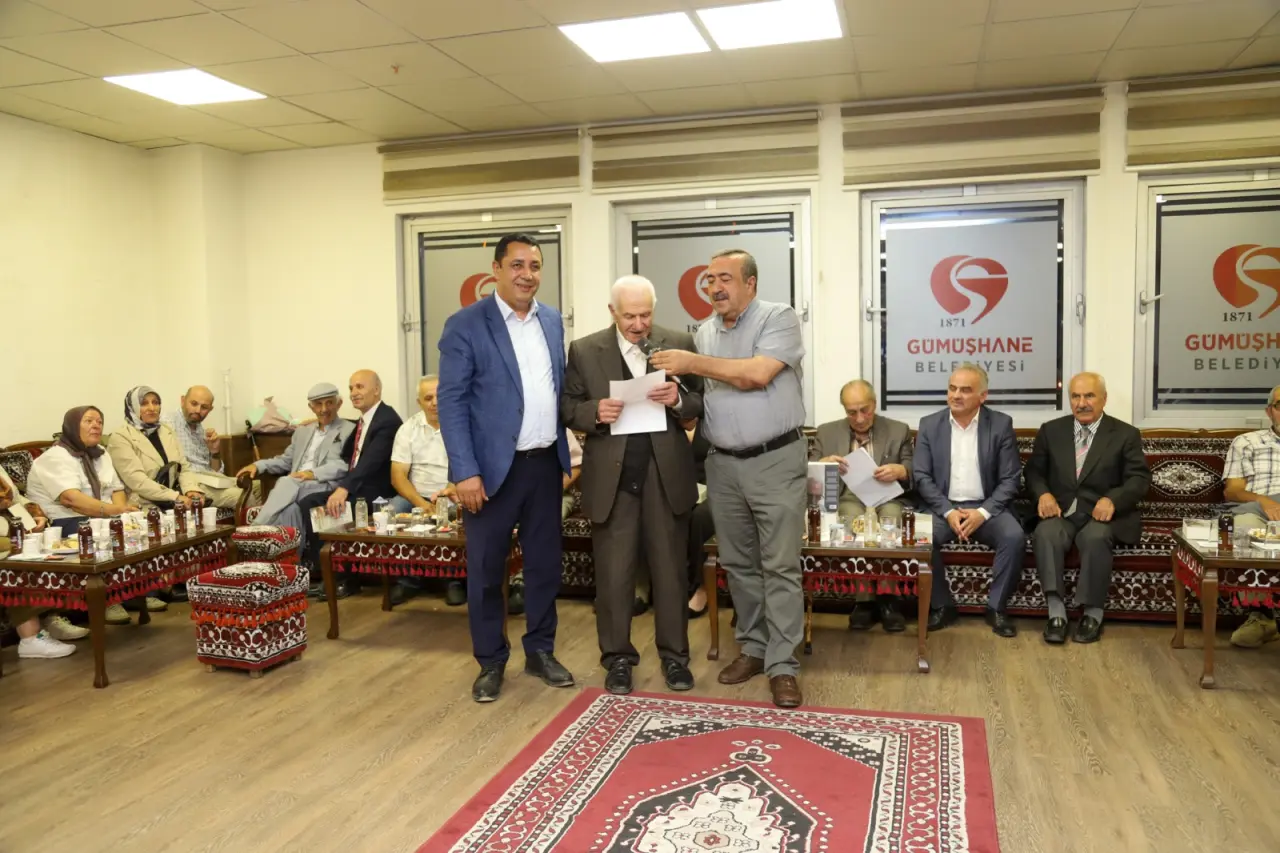 İnşaat İşçiliğinden Şairliğe Uzanan Ömür: Bankacıya Yazdığı Şiirle Herkesi Hayran Bıraktı! 31