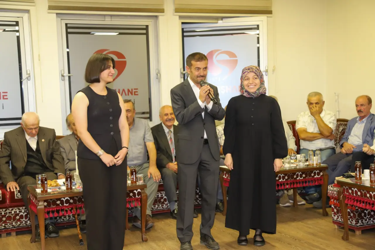 İnşaat İşçiliğinden Şairliğe Uzanan Ömür: Bankacıya Yazdığı Şiirle Herkesi Hayran Bıraktı! 7