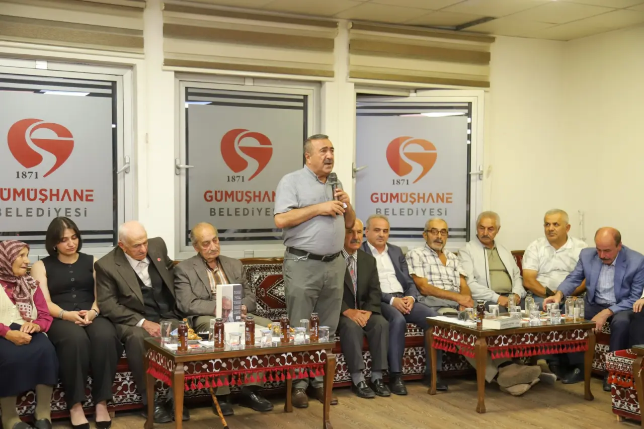 İnşaat İşçiliğinden Şairliğe Uzanan Ömür: Bankacıya Yazdığı Şiirle Herkesi Hayran Bıraktı! 4