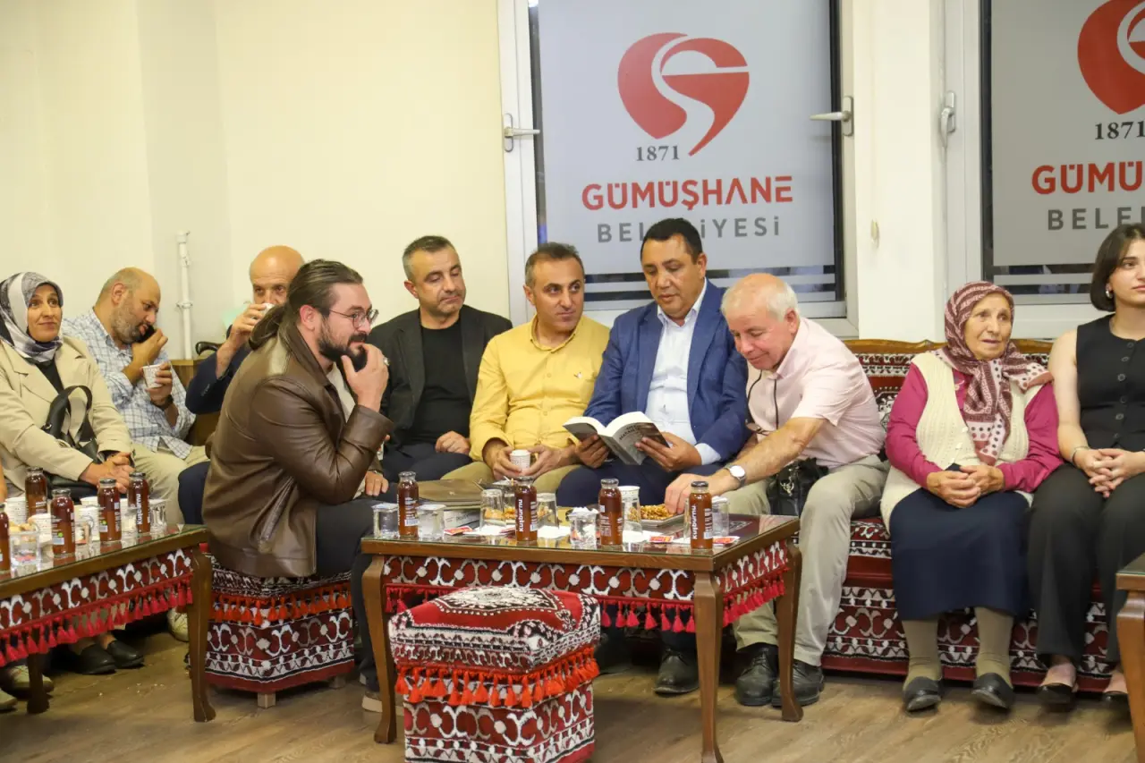 İnşaat İşçiliğinden Şairliğe Uzanan Ömür: Bankacıya Yazdığı Şiirle Herkesi Hayran Bıraktı! 14