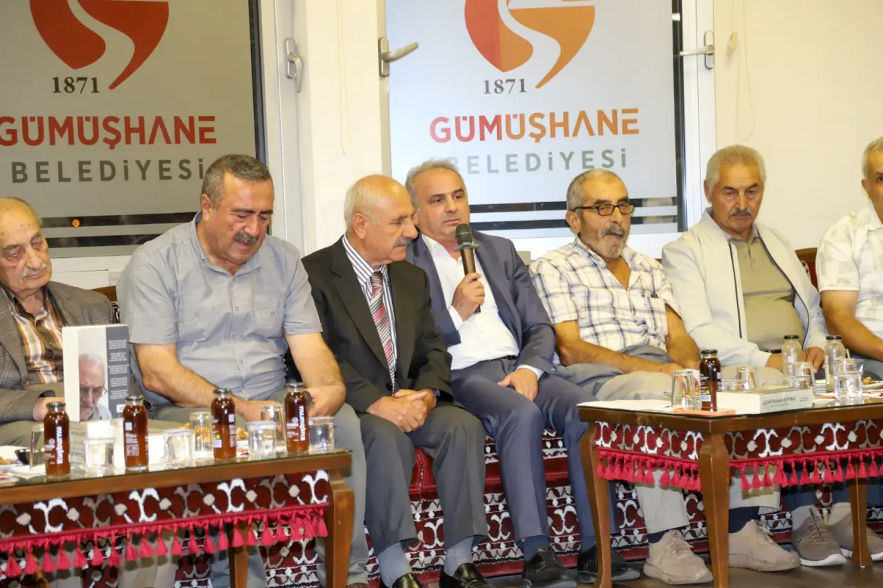 İnşaat İşçiliğinden Şairliğe Uzanan Ömür: Bankacıya Yazdığı Şiirle Herkesi Hayran Bıraktı! 5