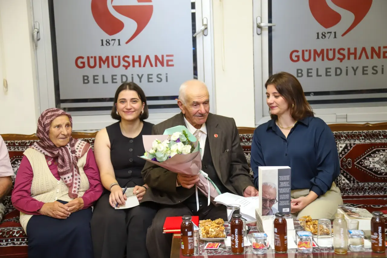 İnşaat İşçiliğinden Şairliğe Uzanan Ömür: Bankacıya Yazdığı Şiirle Herkesi Hayran Bıraktı! 32