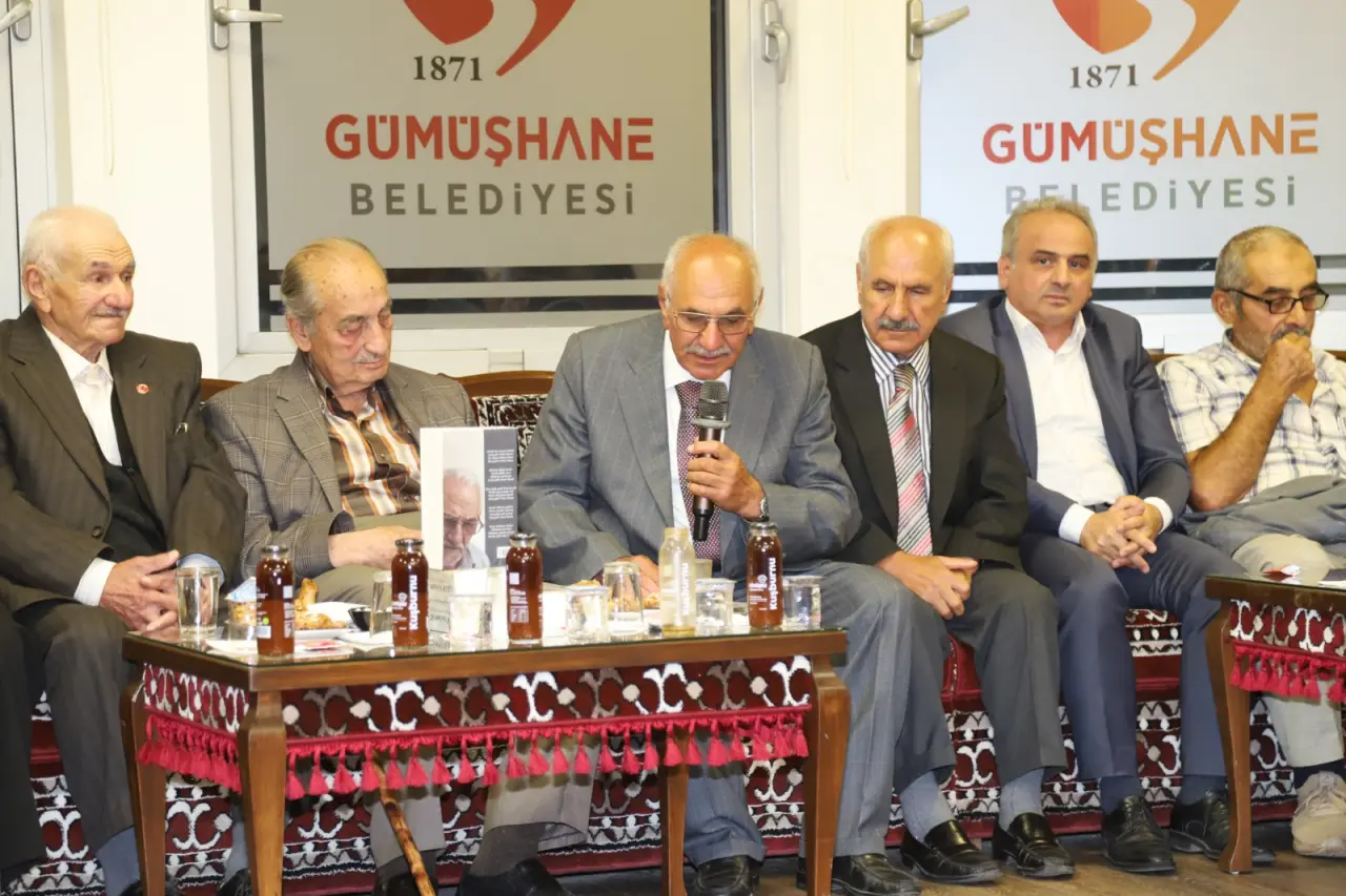 İnşaat İşçiliğinden Şairliğe Uzanan Ömür: Bankacıya Yazdığı Şiirle Herkesi Hayran Bıraktı! 33