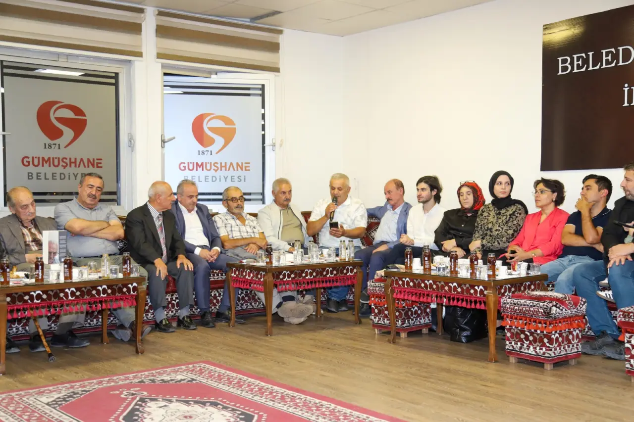 İnşaat İşçiliğinden Şairliğe Uzanan Ömür: Bankacıya Yazdığı Şiirle Herkesi Hayran Bıraktı! 13