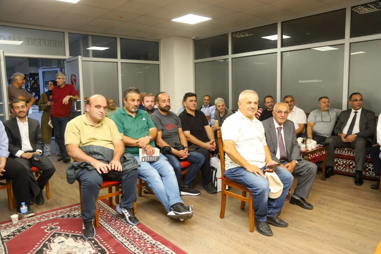 İnşaat İşçiliğinden Şairliğe Uzanan Ömür: Bankacıya Yazdığı Şiirle Herkesi Hayran Bıraktı! 23