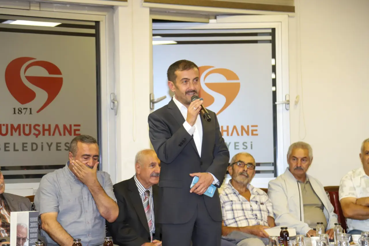 İnşaat İşçiliğinden Şairliğe Uzanan Ömür: Bankacıya Yazdığı Şiirle Herkesi Hayran Bıraktı! 6