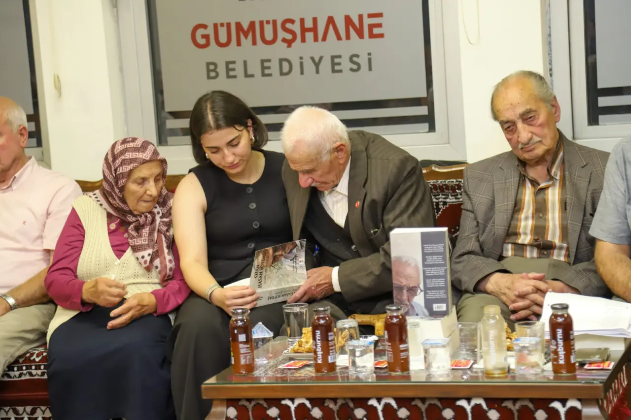 İnşaat İşçiliğinden Şairliğe Uzanan Ömür: Bankacıya Yazdığı Şiirle Herkesi Hayran Bıraktı! 27