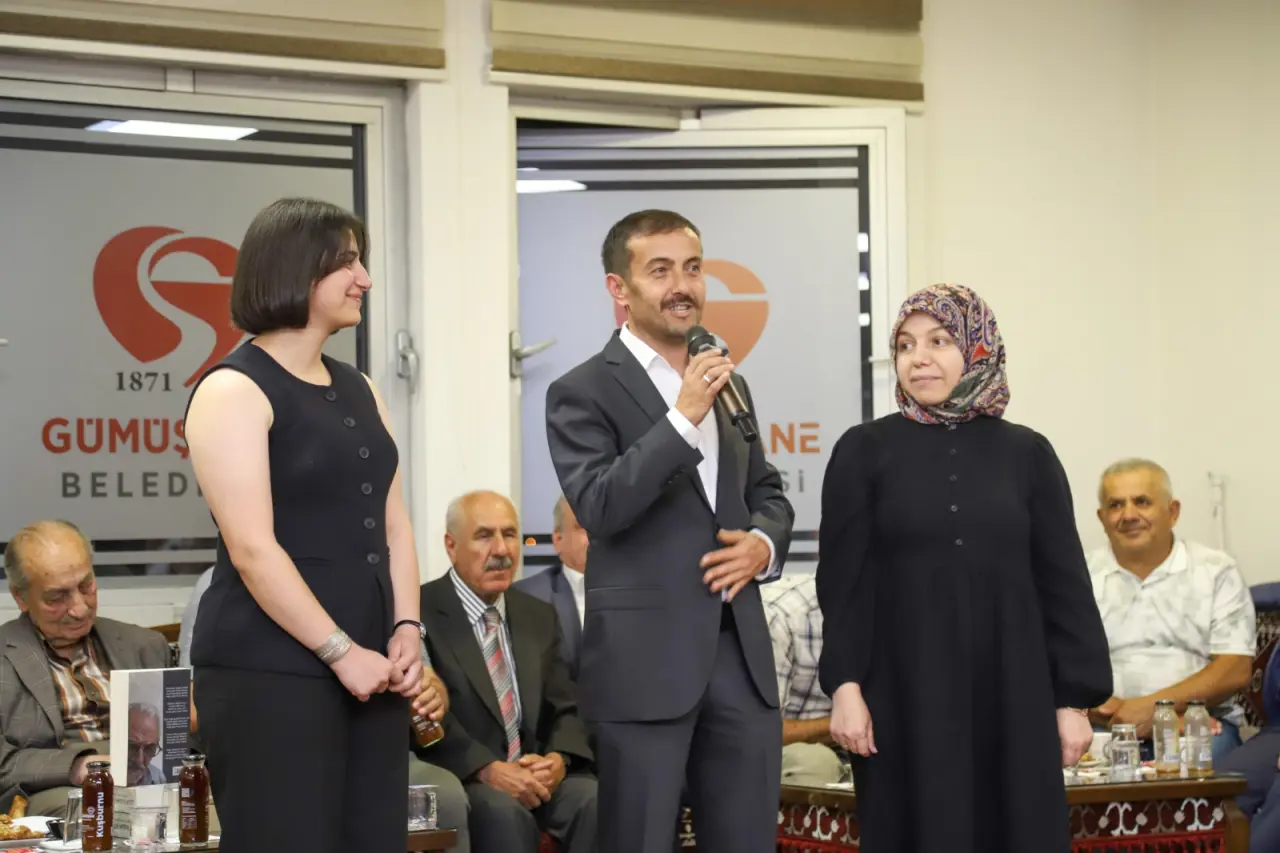 İnşaat İşçiliğinden Şairliğe Uzanan Ömür: Bankacıya Yazdığı Şiirle Herkesi Hayran Bıraktı! 8