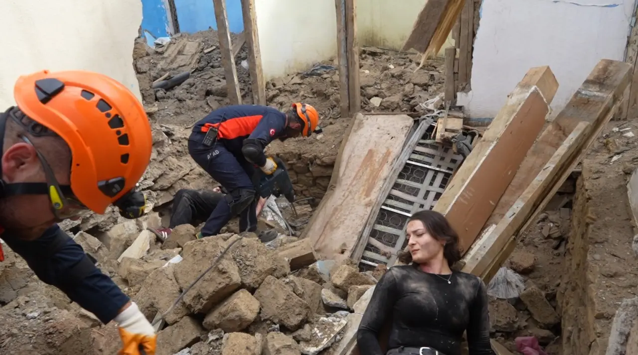 Kelkit’te 6.9’luk Deprem Senaryosu! Ekipler Enkaz Altındakiler İçin Zamanla Yarıştı 4