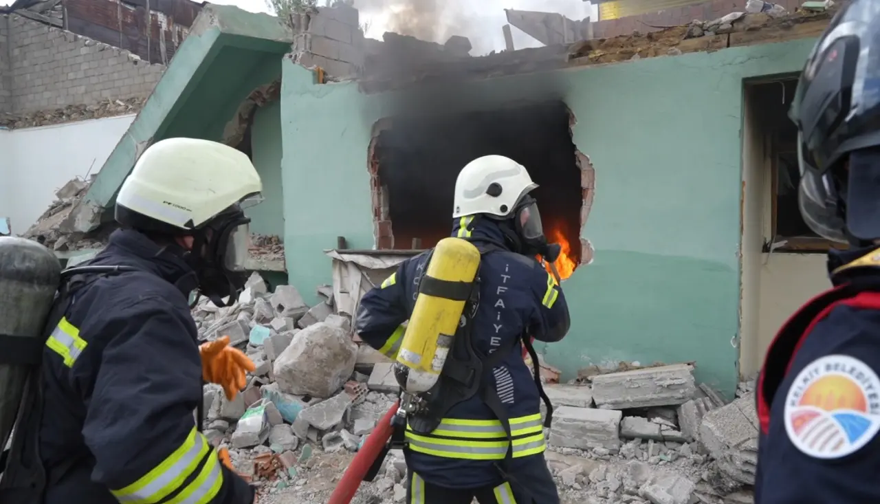 Kelkit’te 6.9’luk Deprem Senaryosu! Ekipler Enkaz Altındakiler İçin Zamanla Yarıştı 6