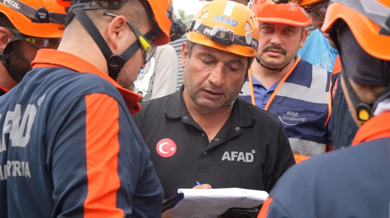Kelkit’te 6.9’luk Deprem Senaryosu! Ekipler Enkaz Altındakiler İçin Zamanla Yarıştı 8
