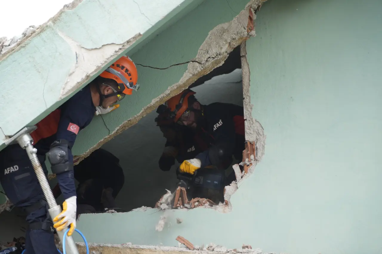 Kelkit’te 6.9’luk Deprem Senaryosu! Ekipler Enkaz Altındakiler İçin Zamanla Yarıştı 3