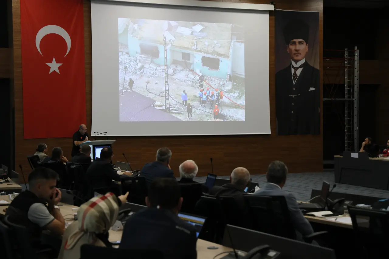 Kelkit’te 6.9’luk Deprem Senaryosu! Ekipler Enkaz Altındakiler İçin Zamanla Yarıştı 13