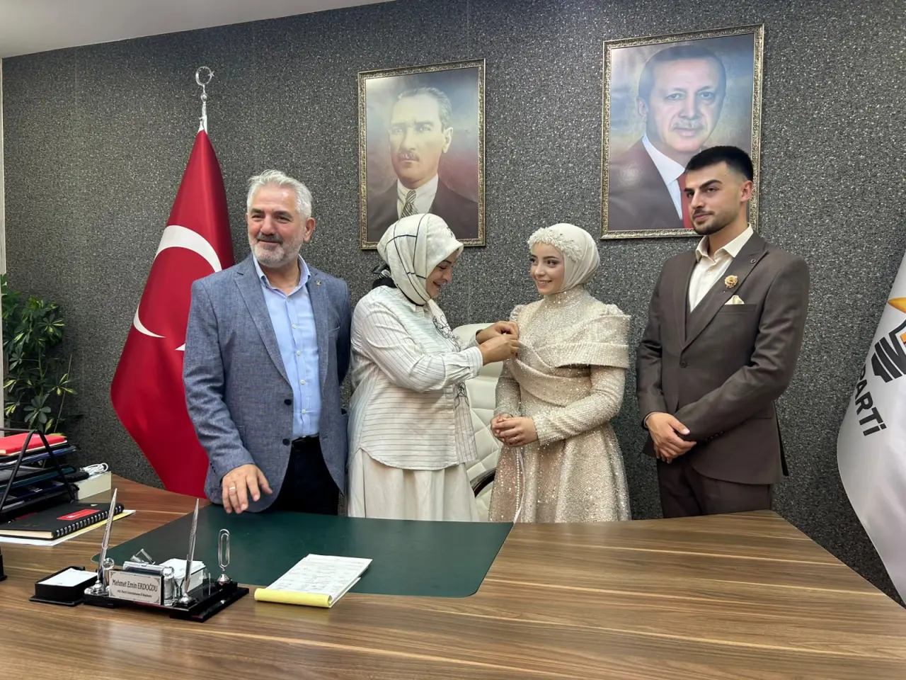 Nişan Yüzüklerini Taktıktan Sonra İlk Durakları AK Parti Oldu 3