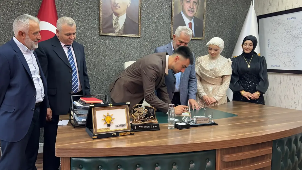 Nişan Yüzüklerini Taktıktan Sonra İlk Durakları AK Parti Oldu 5