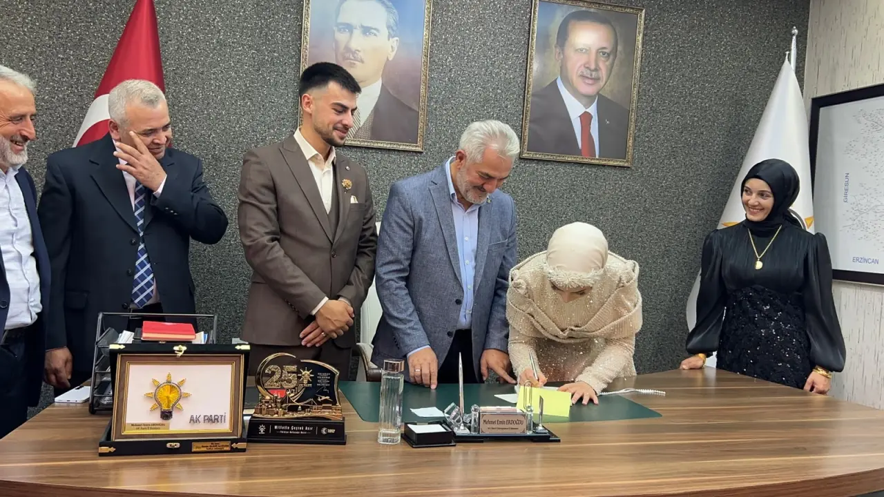 Nişan Yüzüklerini Taktıktan Sonra İlk Durakları AK Parti Oldu 4