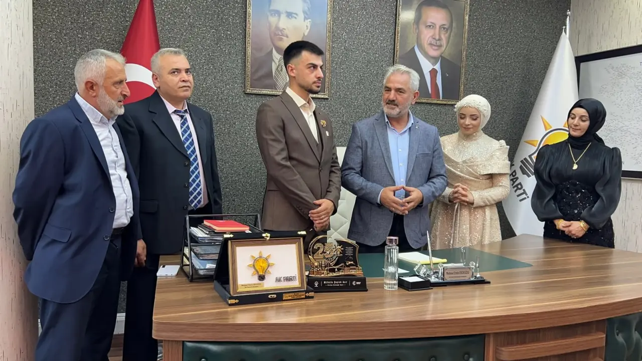 Nişan Yüzüklerini Taktıktan Sonra İlk Durakları AK Parti Oldu 6