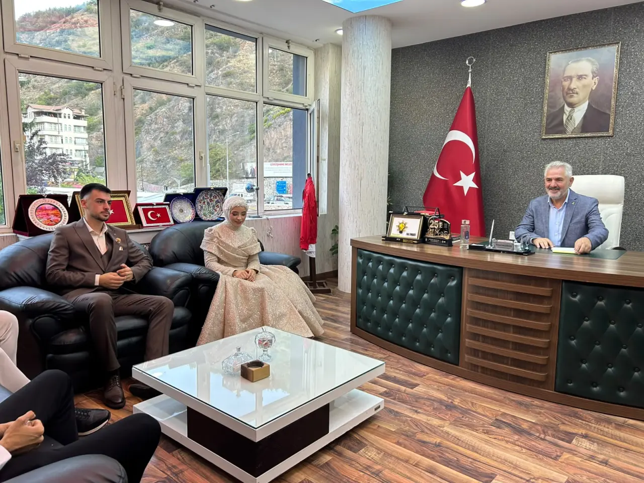 Nişan Yüzüklerini Taktıktan Sonra İlk Durakları AK Parti Oldu 7
