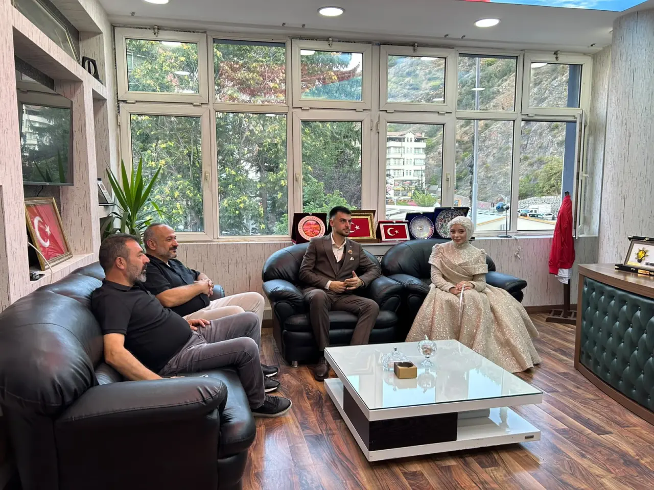 Nişan Yüzüklerini Taktıktan Sonra İlk Durakları AK Parti Oldu 8