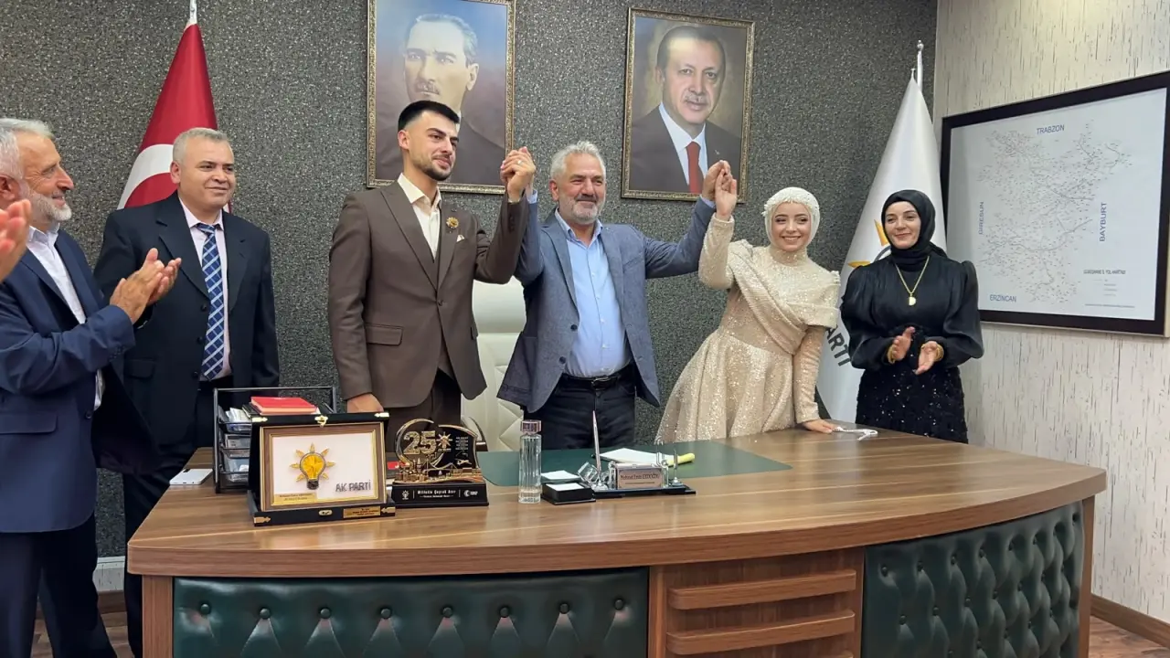 Nişan Yüzüklerini Taktıktan Sonra İlk Durakları AK Parti Oldu 1
