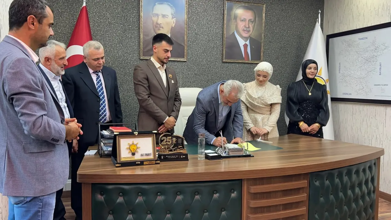 Nişan Yüzüklerini Taktıktan Sonra İlk Durakları AK Parti Oldu 2