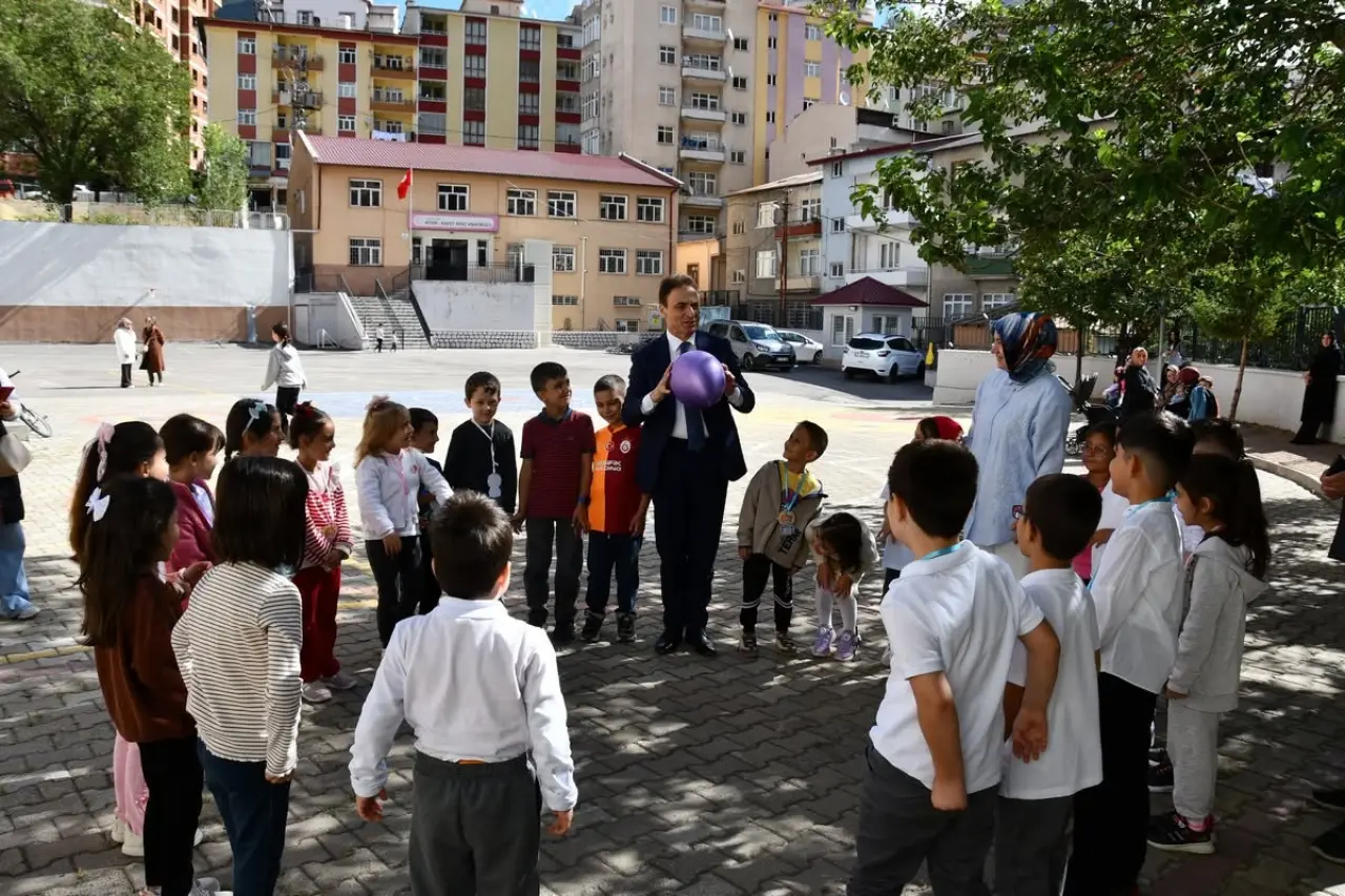 Okullarda Uyum Haftası Heyecanı: İl Müdürü Doğan Miniklerin Oyunlarına Ortak Oldu 2
