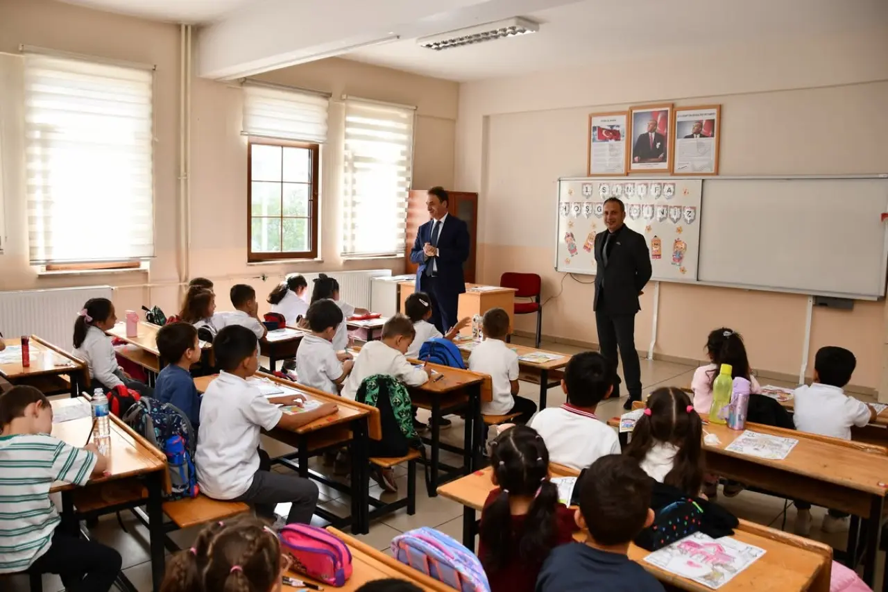 Okullarda Uyum Haftası Heyecanı: İl Müdürü Doğan Miniklerin Oyunlarına Ortak Oldu 3