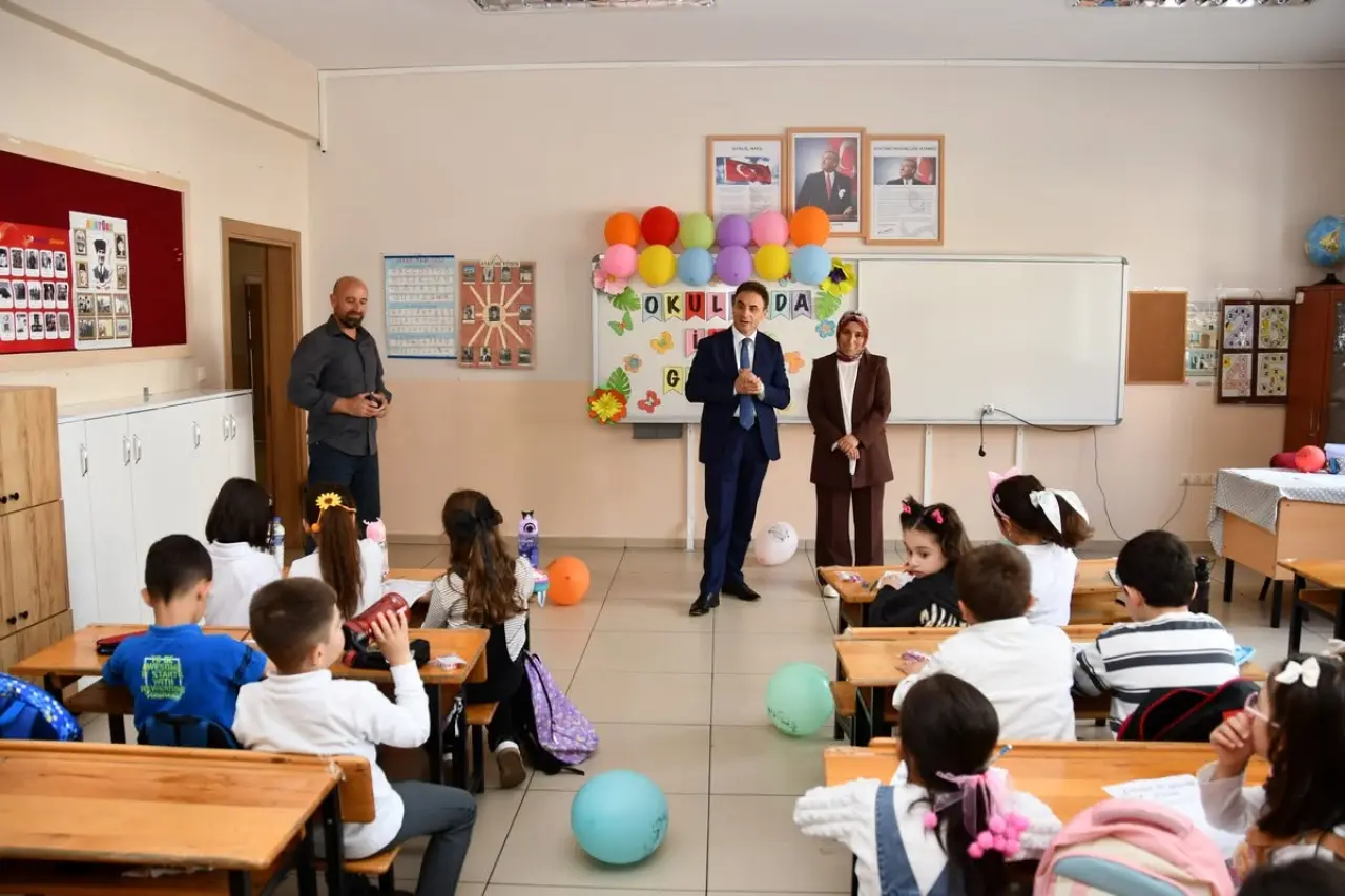Okullarda Uyum Haftası Heyecanı: İl Müdürü Doğan Miniklerin Oyunlarına Ortak Oldu 8