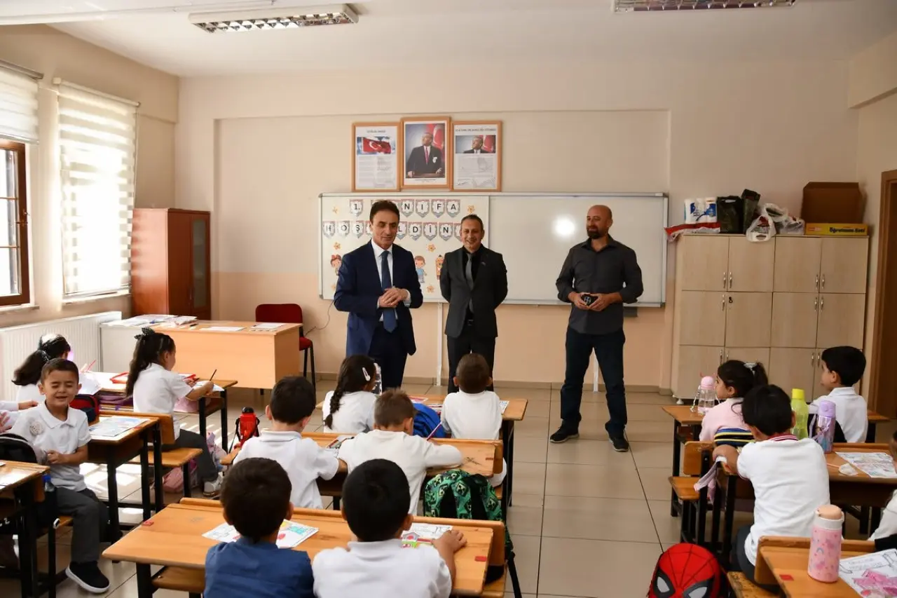 Okullarda Uyum Haftası Heyecanı: İl Müdürü Doğan Miniklerin Oyunlarına Ortak Oldu 1