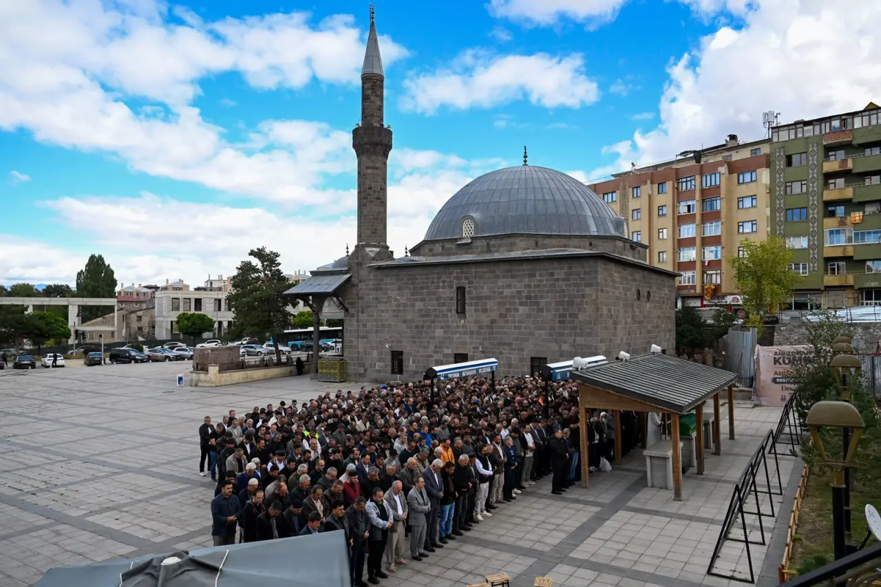 Osman Sarıgün Son Yolculuğuna Uğurlandı 3
