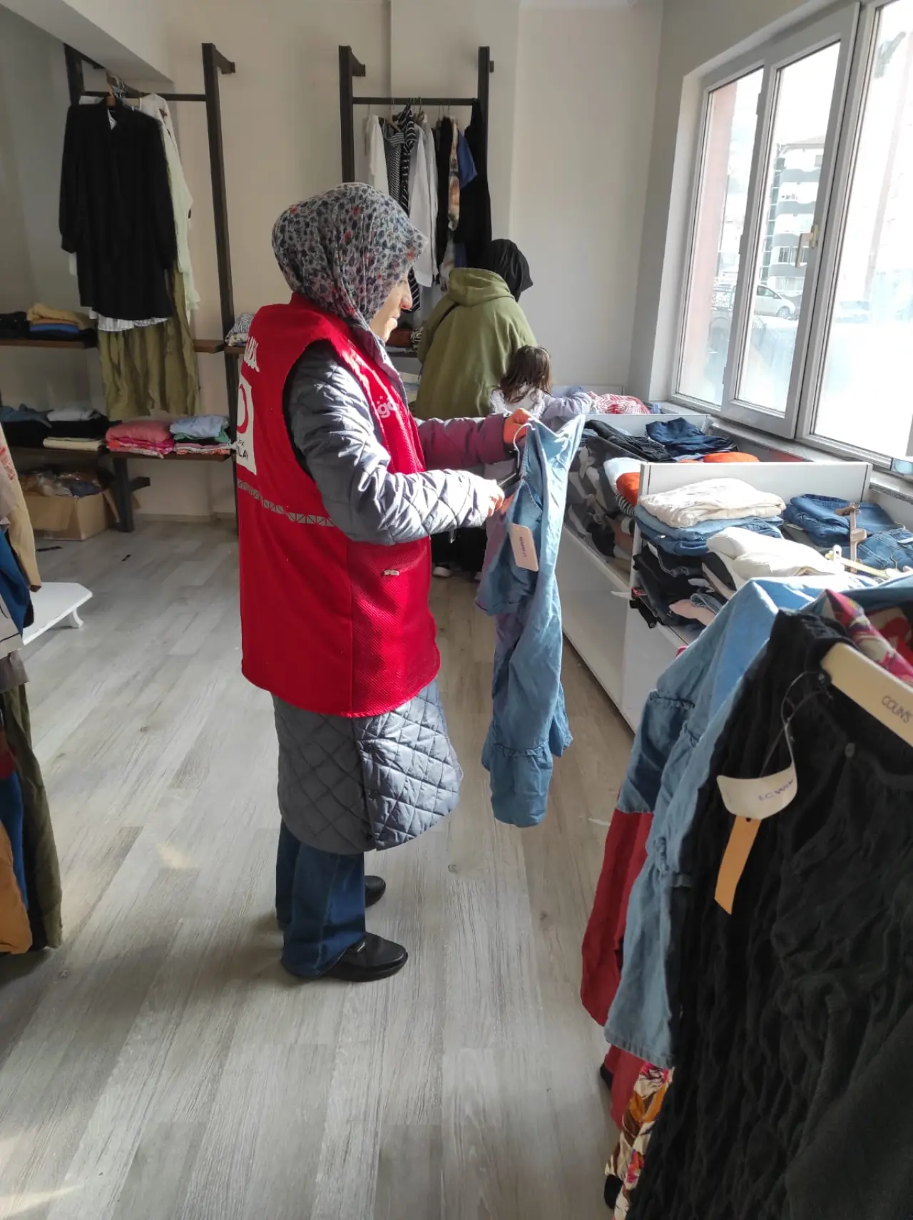 Türk Kızılay’dan Gümüşhane'de İhtiyaç Sahiplerine Sıfır Mont ve Ayakkabı Desteği 2