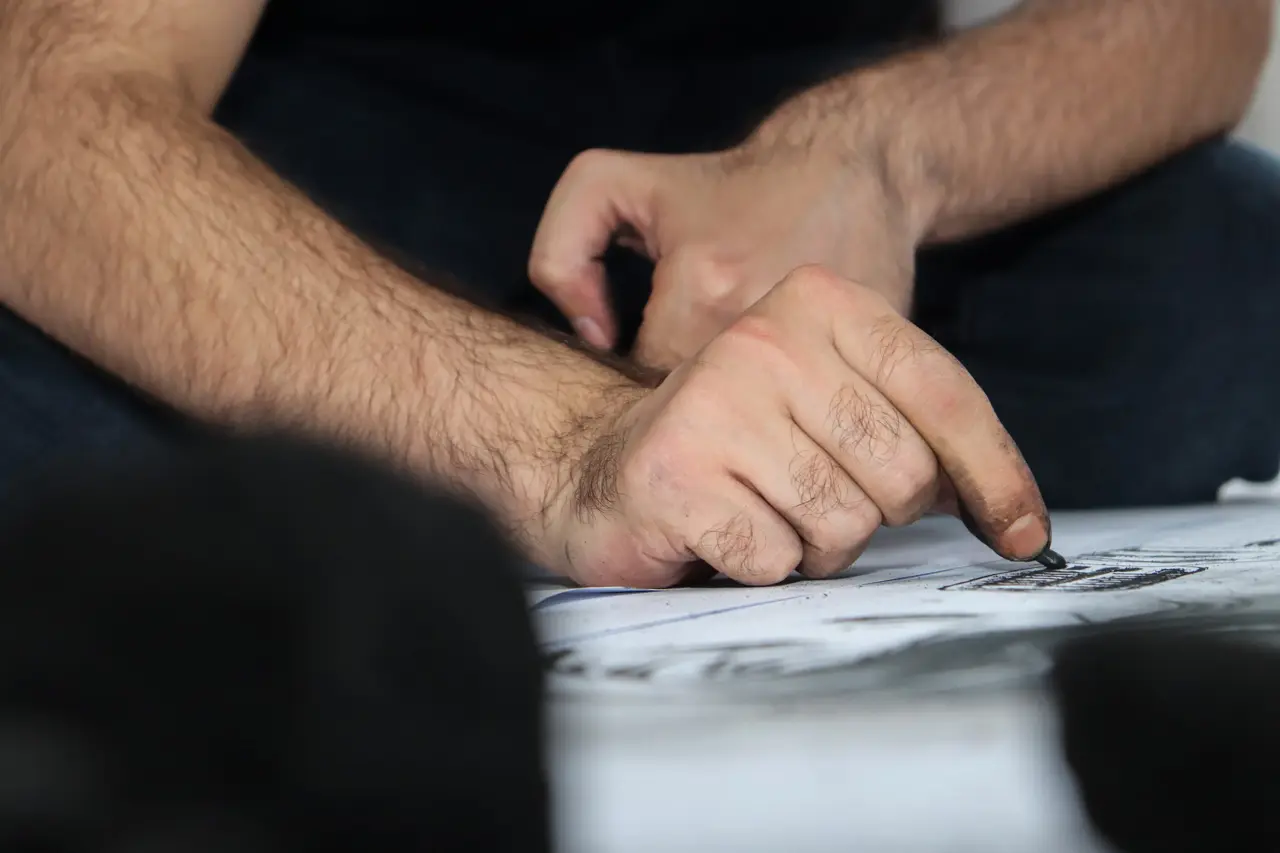 Sobalı Evde Başlayan Sıradışı Yolculuk: Kömürle Bergen’in portresini çizdi 11