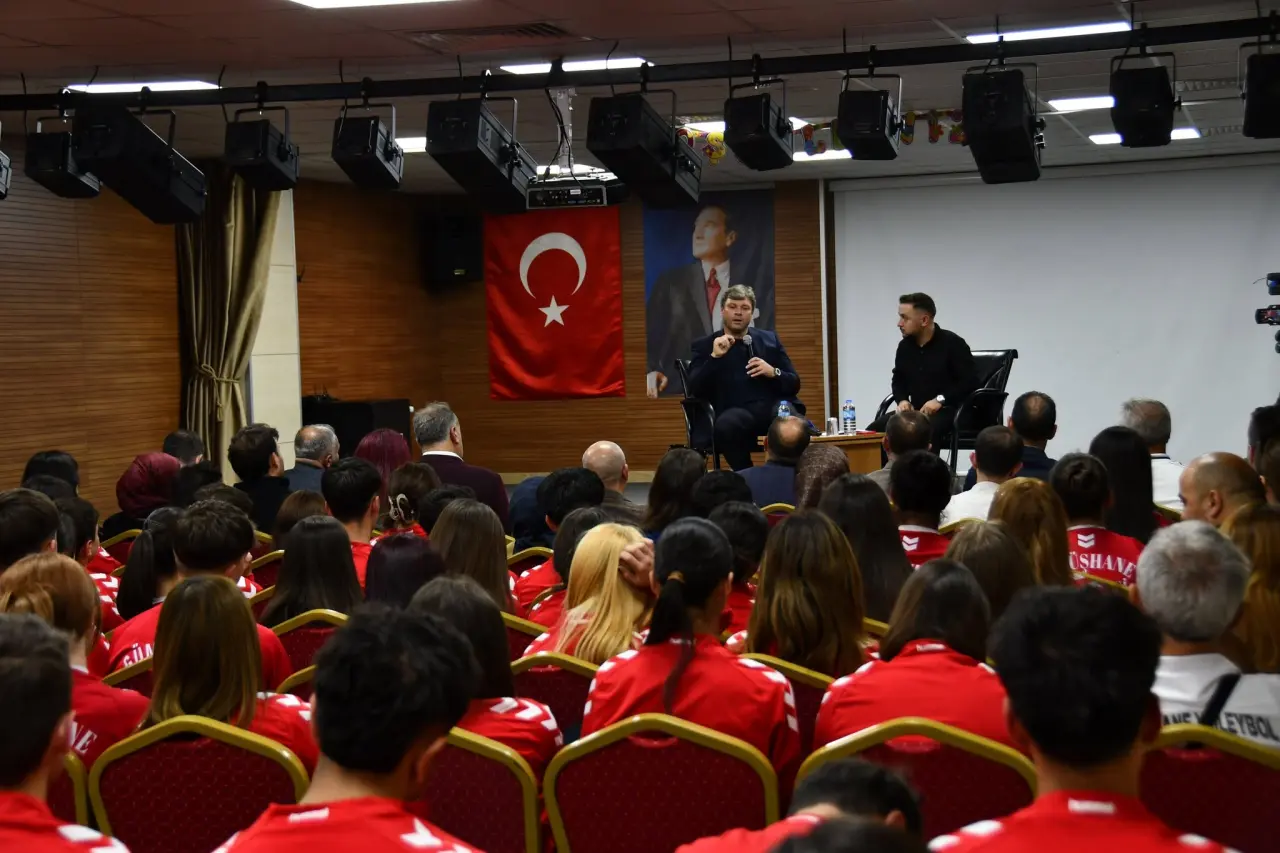 Ertuğrul Sağlam Gümüşhane’de Gençlerle Bir Araya Gelerek Spor ve Ahlak Vurgusu Yaptı 4