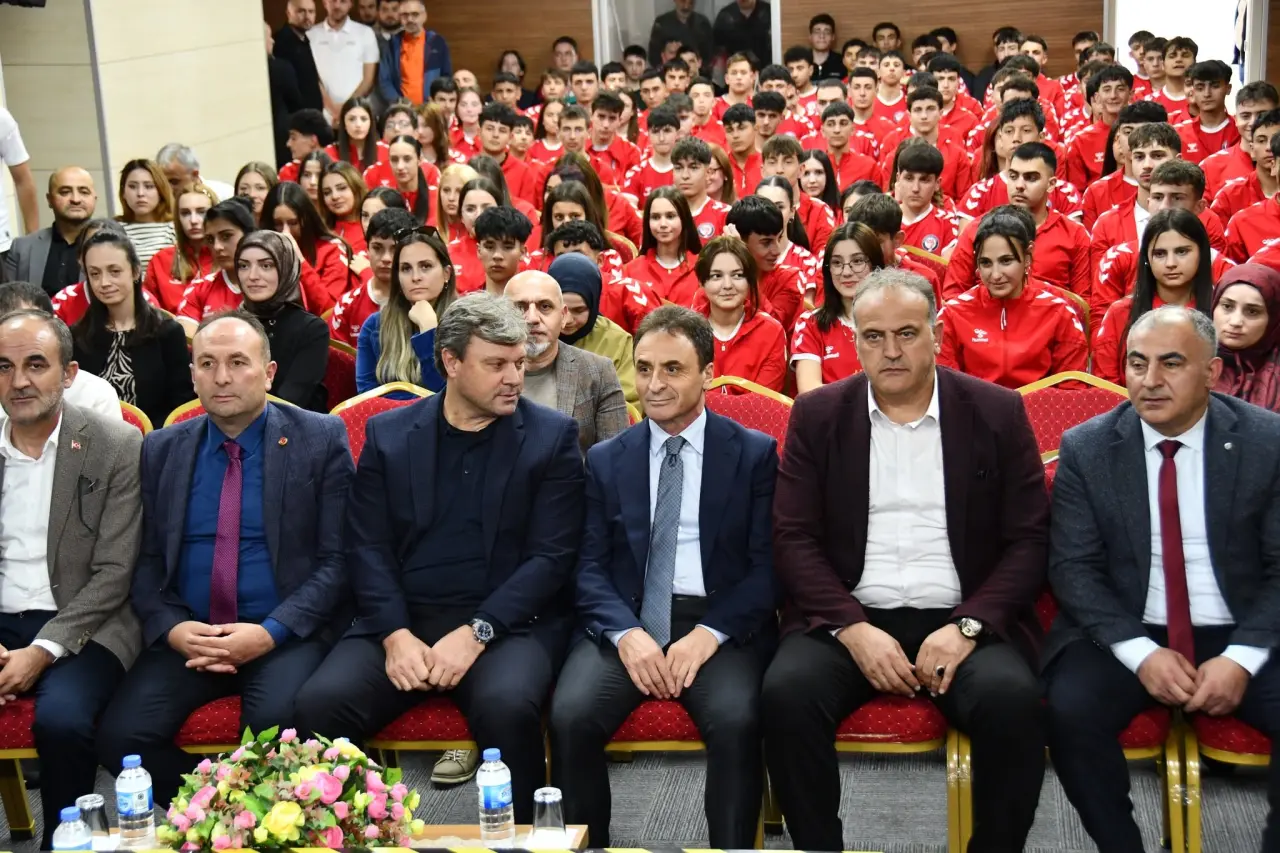 Ertuğrul Sağlam Gümüşhane’de Gençlerle Bir Araya Gelerek Spor ve Ahlak Vurgusu Yaptı 7
