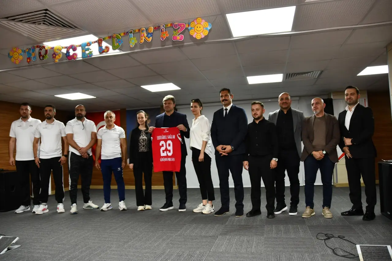 Ertuğrul Sağlam Gümüşhane’de Gençlerle Bir Araya Gelerek Spor ve Ahlak Vurgusu Yaptı 2