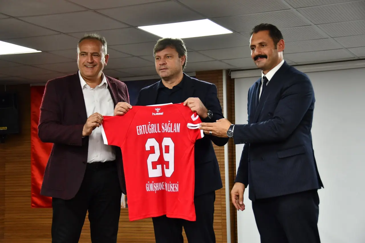 Ertuğrul Sağlam Gümüşhane’de Gençlerle Bir Araya Gelerek Spor ve Ahlak Vurgusu Yaptı 1