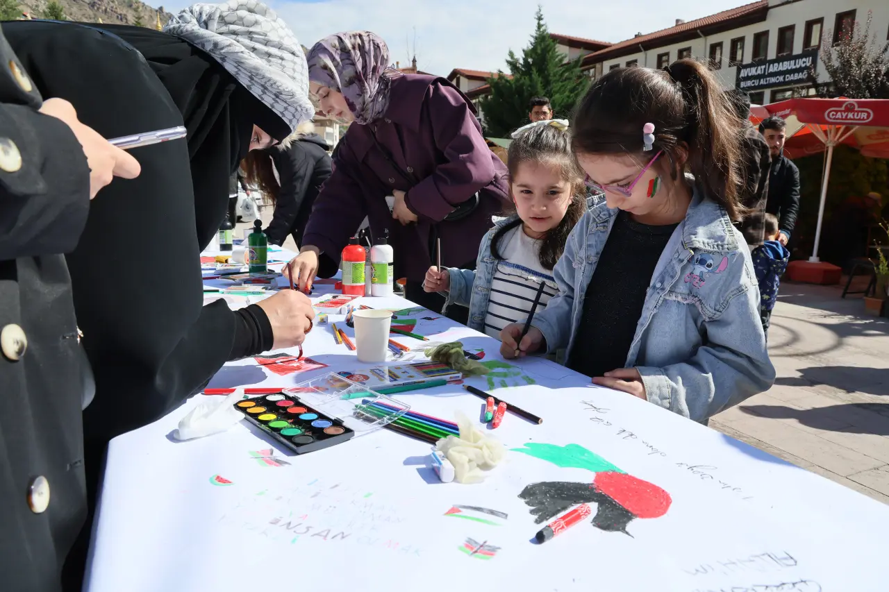 Gazze'deki İnsani Drama Gümüşhane'den Fırça Darbesiyle Tepki 9