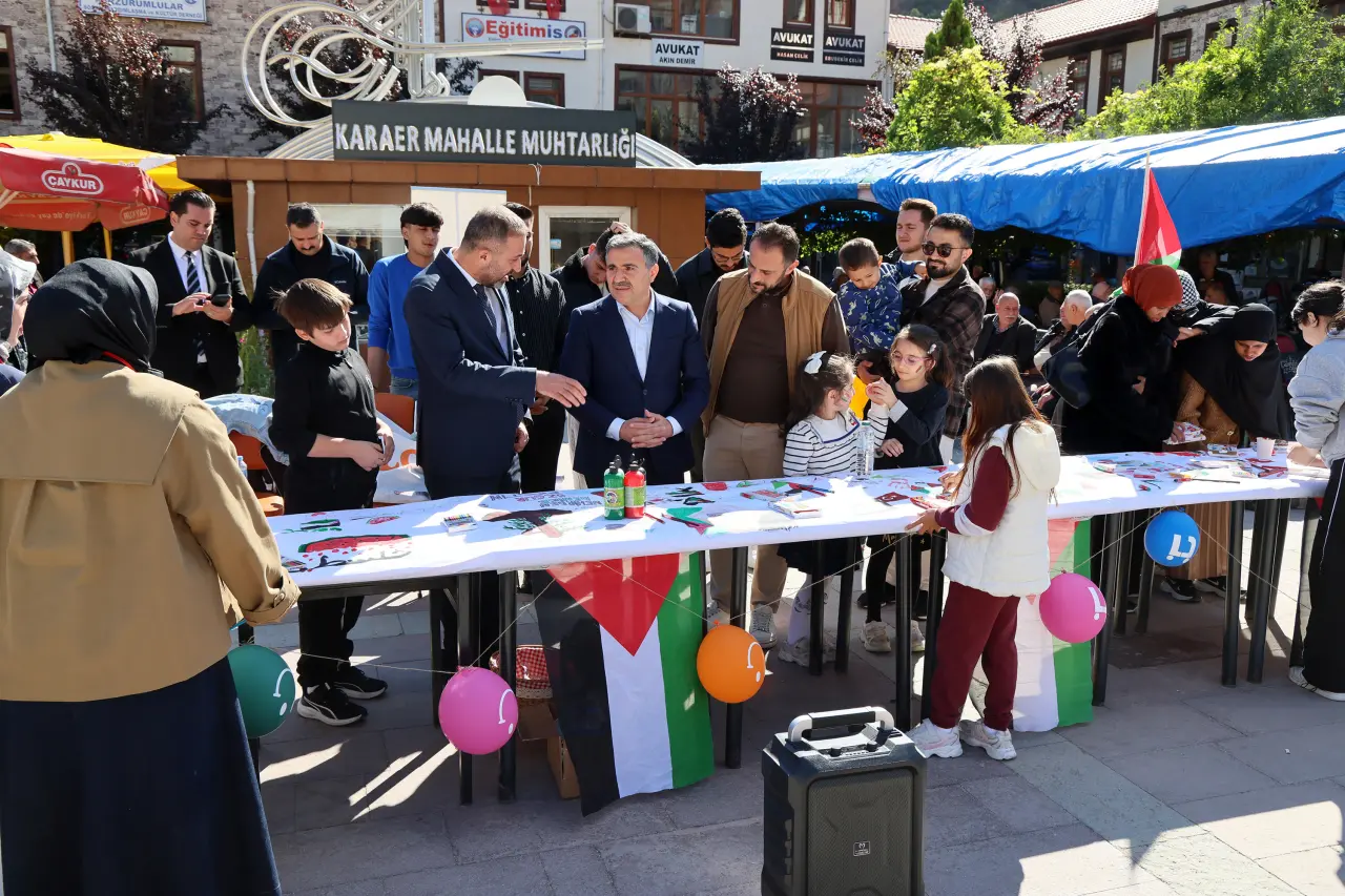 Gazze'deki İnsani Drama Gümüşhane'den Fırça Darbesiyle Tepki 13
