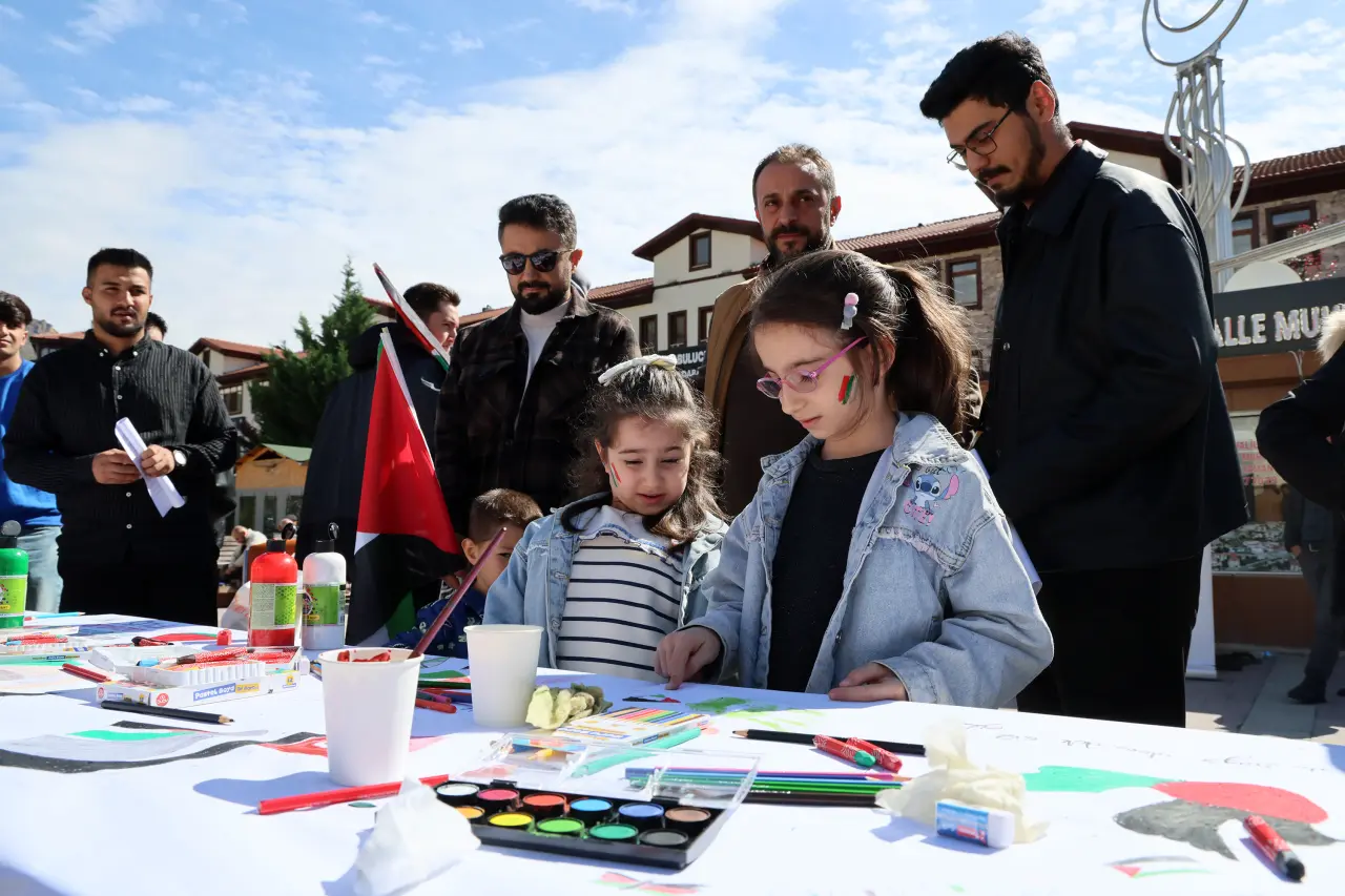 Gazze'deki İnsani Drama Gümüşhane'den Fırça Darbesiyle Tepki 5