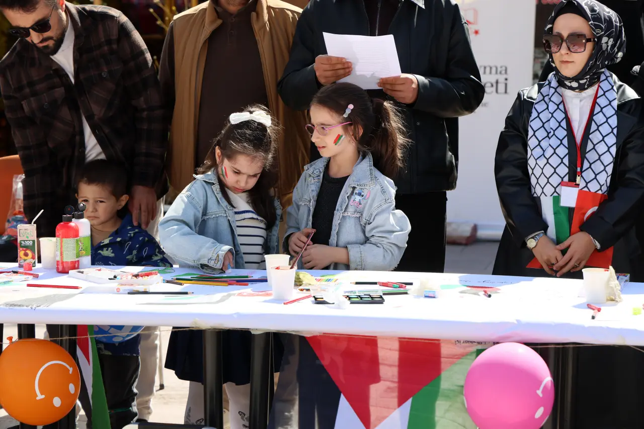 Gazze'deki İnsani Drama Gümüşhane'den Fırça Darbesiyle Tepki 2