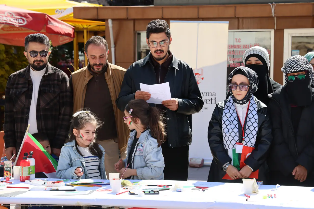 Gazze'deki İnsani Drama Gümüşhane'den Fırça Darbesiyle Tepki 1