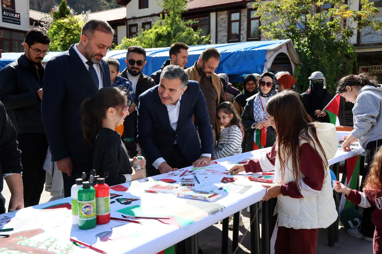 Gazze'deki İnsani Drama Gümüşhane'den Fırça Darbesiyle Tepki 11