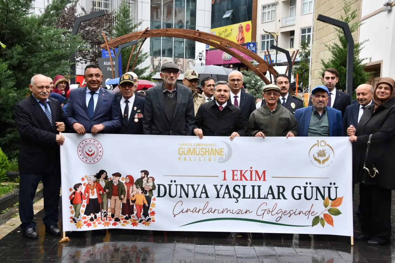 Gümüşhane Protokolü 1 Ekim Yaşlılar Günü Vesilesiyle Kıdemli Vatandaşlarla Bir Araya Geldi 2